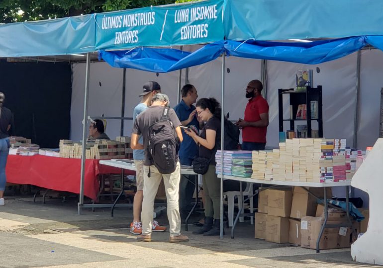 Destacan jóvenes acuden a comprar libros en primer fin de semana de Feria del Libro 2022