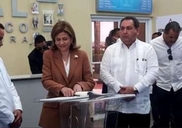 Vicepresidenta entrega certificado de garantía trabajos reparación de techo Hospital Ney Arias Lora