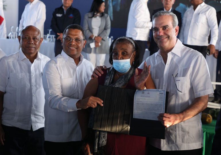 Presidente Abinader completa entrega de 695 títulos de propiedad en Los Mina