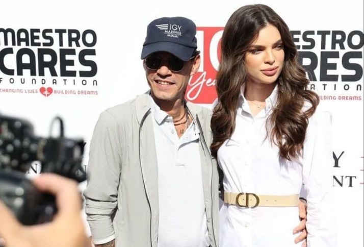 Marc Anthony llega junto a su novia Nadia Ferreira al aniversario de su fundación "Maestro Cares"