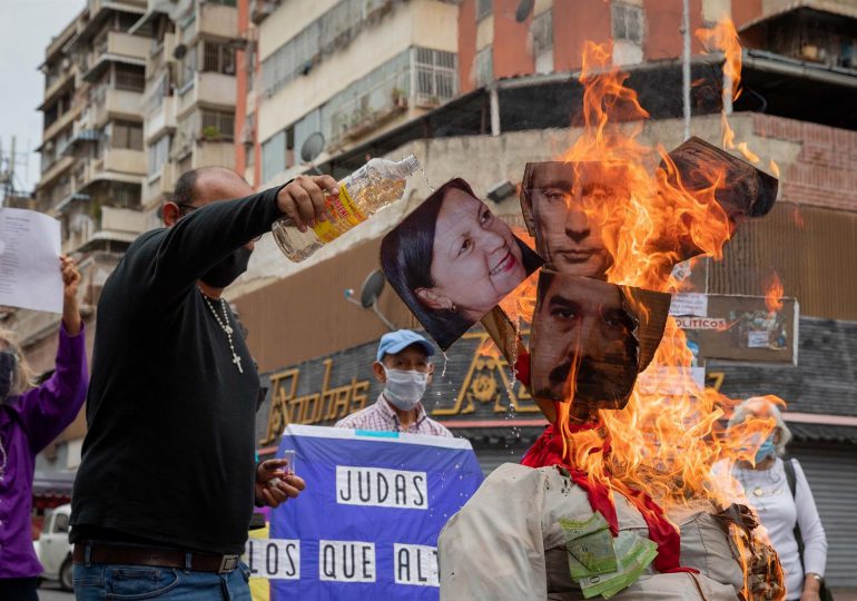 Putin y Maduro, quemados como "Judas" en Caracas