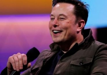 Elon Musk afirma que no tiene casa propia y que duerme en el sofá de sus amigos