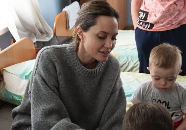 Vídeo| Angelina Jolie visita "por sorpresa" a desplazados en Ucrania