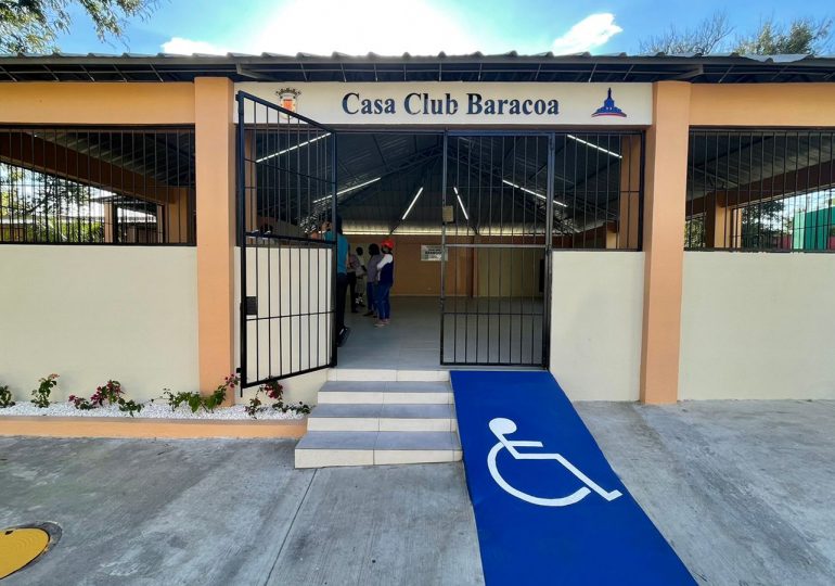 Alcaldía de Santiago entrega a Baracoa remozamiento de su casa club y nuevo parque