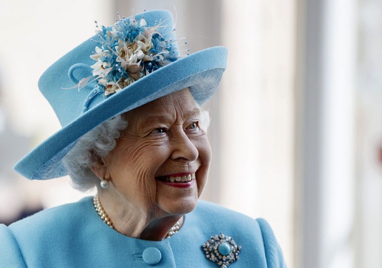 Isabel II aparece sonriente y sin bastón a unas semanas de las celebraciones del jubileo