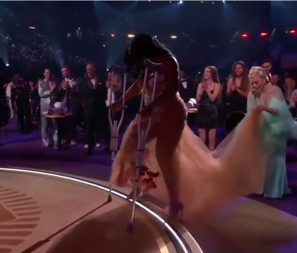Lady Gaga ayuda a SZA con su vestido cuando subía a recibir el Grammy