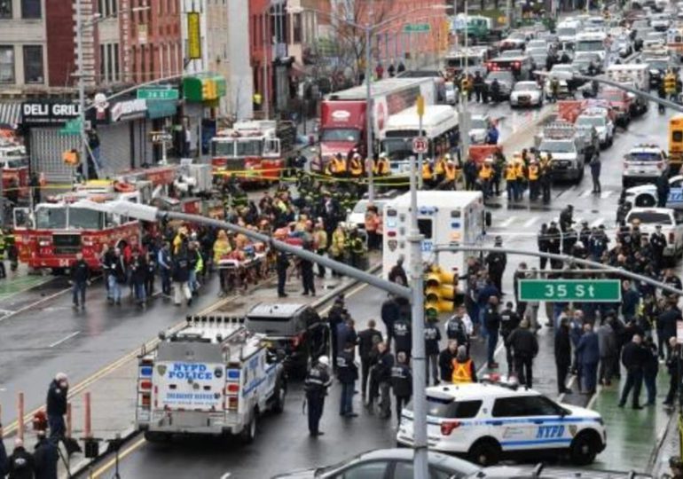 Un hombre con una máscara de gas deja 16 heridos en tiroteo en el metro de Nueva York