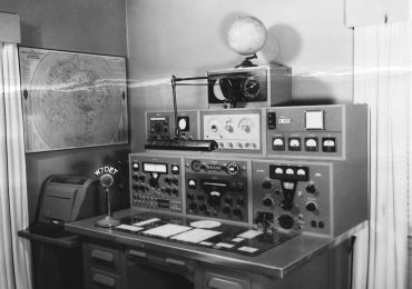 El 8 de abril del 1928 sale al aire la primera emisora oficial de RD