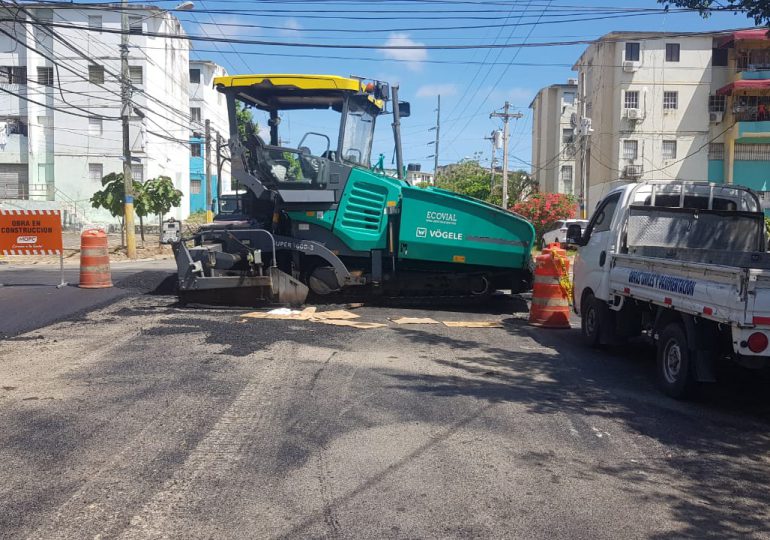 Abinader deja iniciado asfaltado de calles en Invivienda