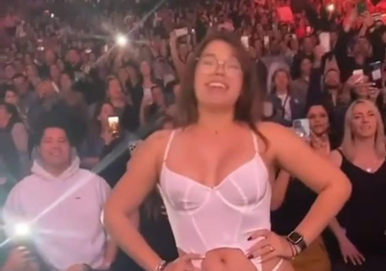 Fanática de Arjona queda semidesnuda en pleno concierto en Texas