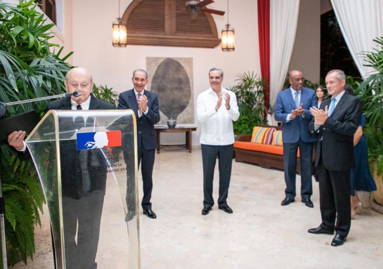 Presidente Abinader asiste a condecoración de Franklyn Holguín Haché