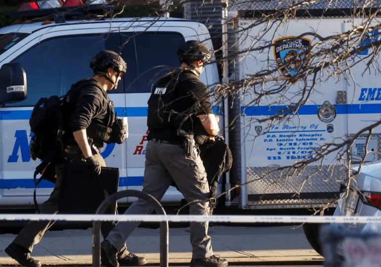 La policía intensifica búsqueda del atacante del metro de Nueva York