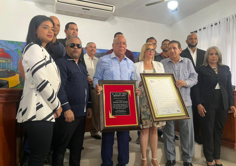 Alcaldía de Bonao y Héctor Acosta reconocen al locutor  Santiago “Pito” Acevedo
