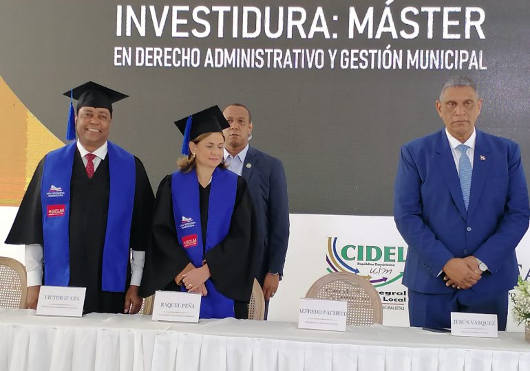 Vicepresidenta encabeza acto de graduación en Derecho Administrativo y Gestión Municipal