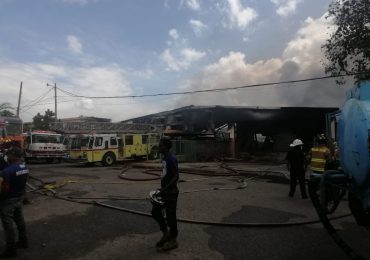 Fuego destruyó por completo empresa Worldwide Clothing, S.A. en Zona Franca de SPM