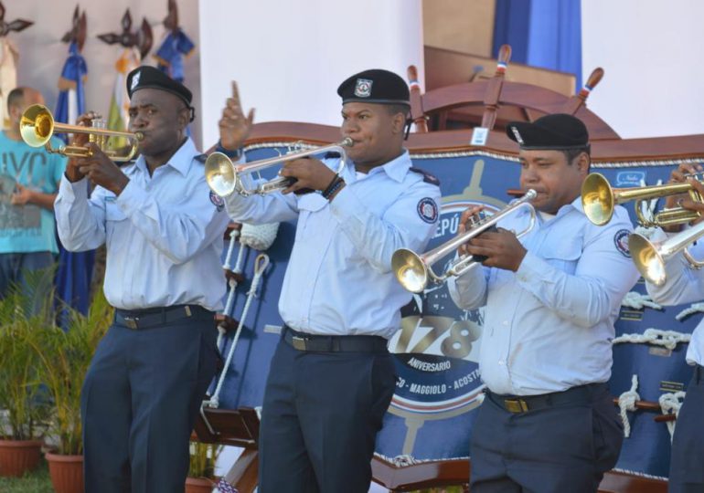 Bandas de música del Ejército, Armada y Fuerza Aérea amenizan ambiente pabellón FF.AA. en Feria del Libro