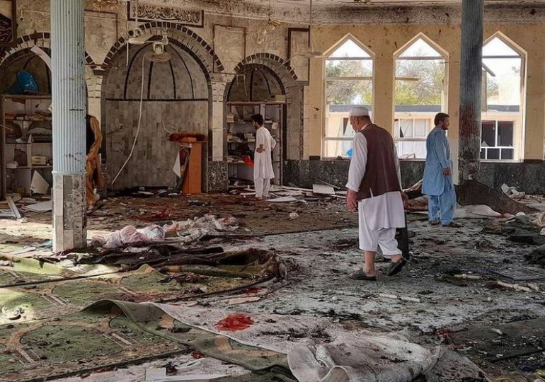 Una explosión en una mezquita de Afganistán mata a 33 personas