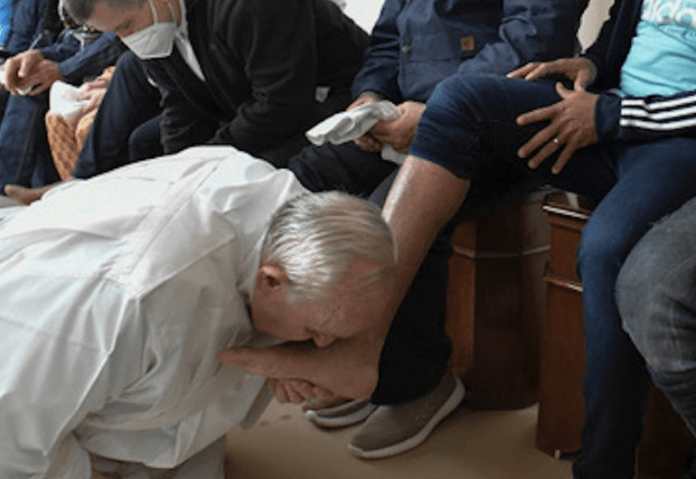 El papa celebró en una cárcel de Italia el tradicional lavado de pies del Jueves Santo