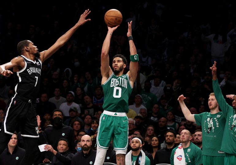 Los Celtics ponen a Nets al borde de la eliminación; Utah iguala a Dallas
