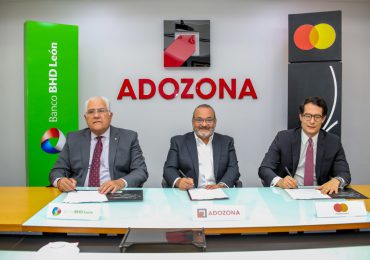 Banco BHD León y MasterCard firman alianza con ADOZONA