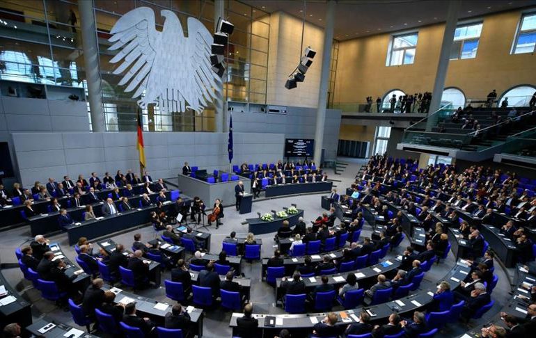 Parlamento alemán pide al gobierno acelerar entrega de armas a Ucrania