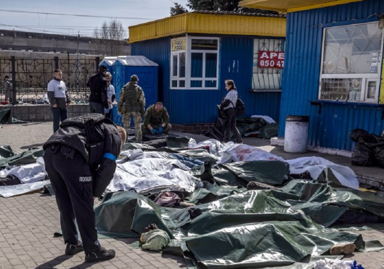 Al menos 50 muertos en el bombardeo de una estación de trenes de Ucrania, según nuevo balance