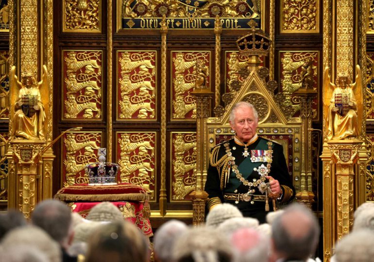 Príncipe Carlos reemplaza por primera vez a Isabel II en simbólico "discurso del trono"