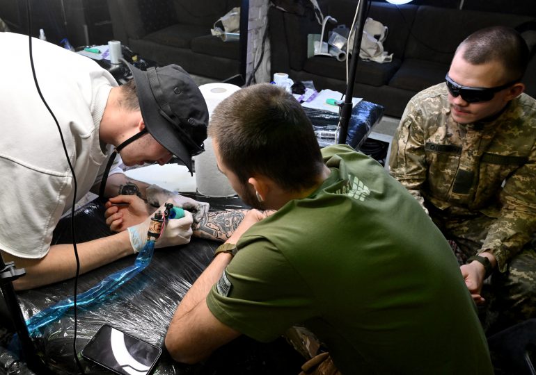 Tatuajes patrióticos hacen furor en Ucrania