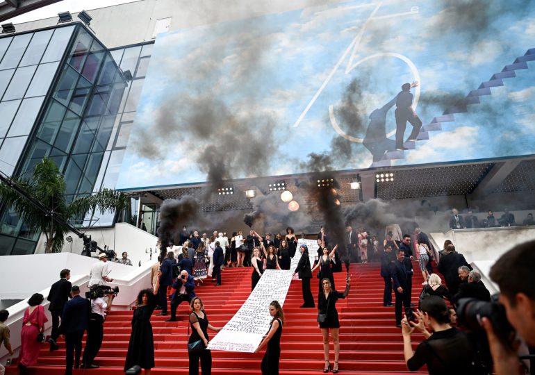 Feministas en alfombra roja de Cannes muestran pancarta con nombres de 129 mujeres asesinadas