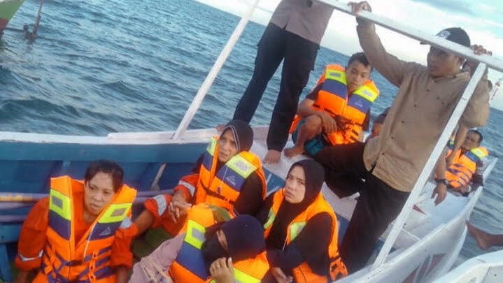 Veintiséis personas desaparecidas tras hundimiento de un ferry en Indonesia