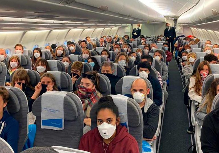 La UE levanta el lunes la obligación de usar mascarillas en aviones