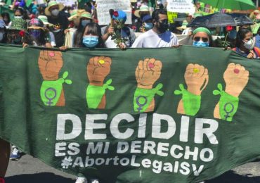 Condenan a 30 años de prisión a mujer por un aborto involuntario en El Salvador