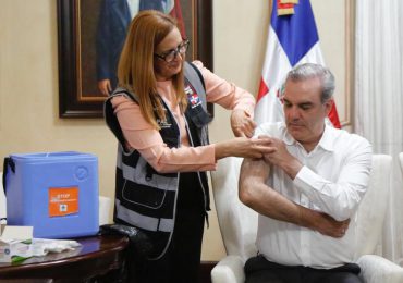 Presidente Abinader se coloca cuarta dosis de vacuna contra el Covid19