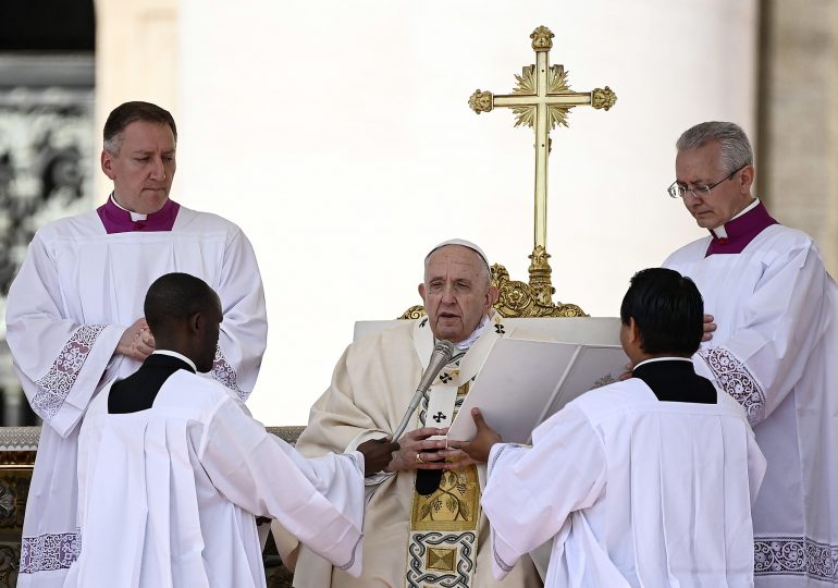 Papa proclama la primera santa de Uruguay desde la plaza de San Pedro