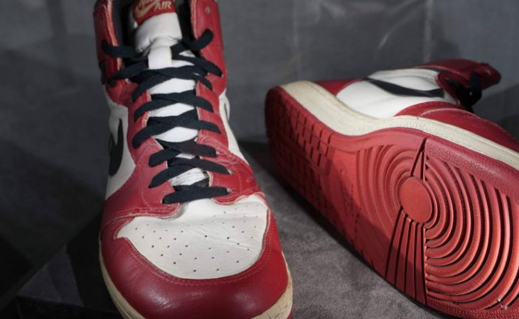 Subastan por 16.000 euros un par de zapatos tenis Jordan en París