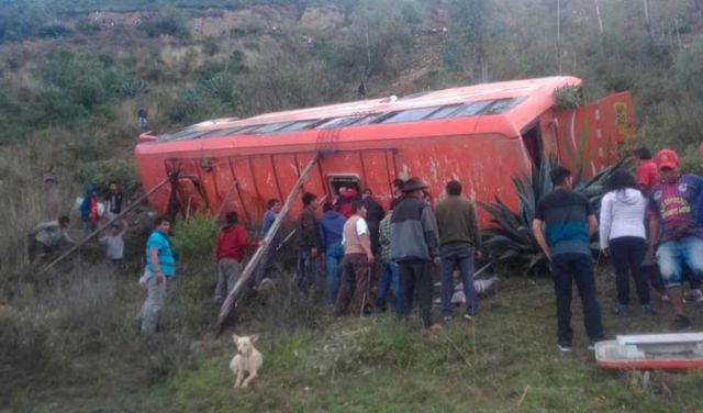 Al menos 11 muertos al caer autobús al abismo en región andina de Perú