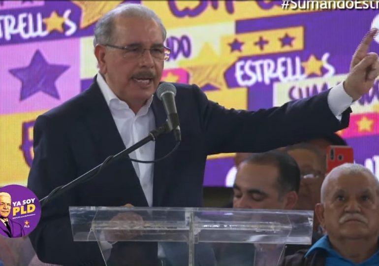 Danilo Medina reaparece en Azua en juramentación de peledeistas