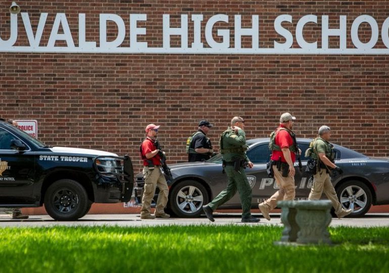 Asesinan a 14 niños y un maestro, tras tiroteo en escuela de EEUU