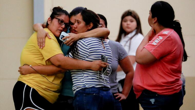 Llantos y abrazos en una vigilia por las víctimas de una matanza escolar en Texas