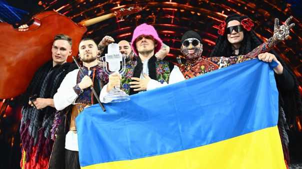 Grupo ucraniano que ganó Eurovisión vende su trofeo y dona 900.000 dólares al ejército