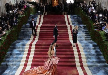 Celebridades de Hollywood desfilan por la alfombra roja de la Met Gala