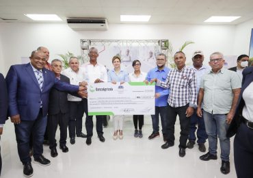 Raquel Peña entrega créditos para sector OvinoCaprino e Industria de la Sal