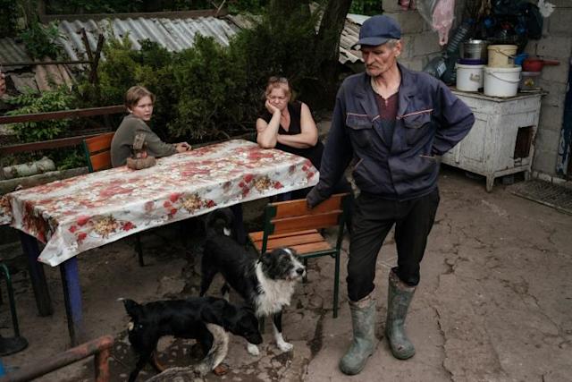 Familias traumadas por los bombardeos rechazan ser evacuadas del frente en Ucrania