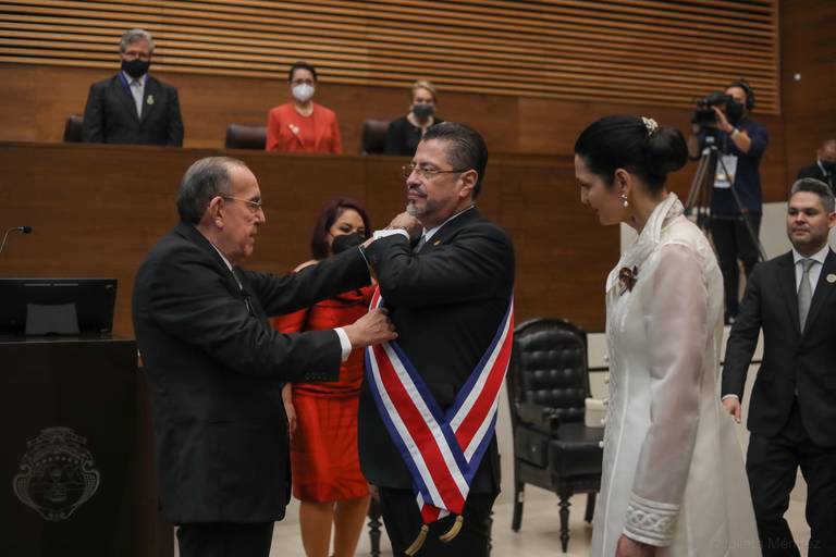 Rodrigo Chaves asume presidencia de Costa Rica