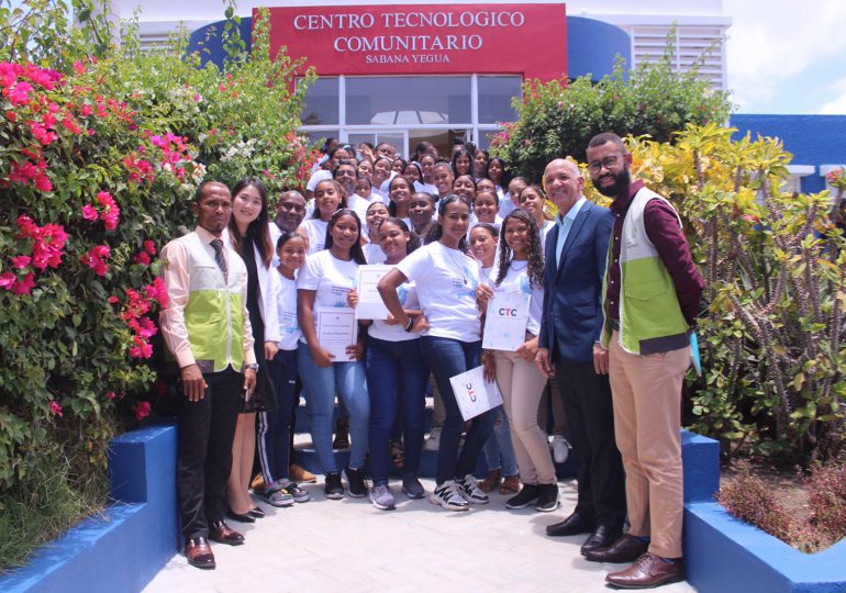 CTC promueve nuevas tecnologías de información en niñas y adolescentes de Azua para contrarrestar embarazo precoz