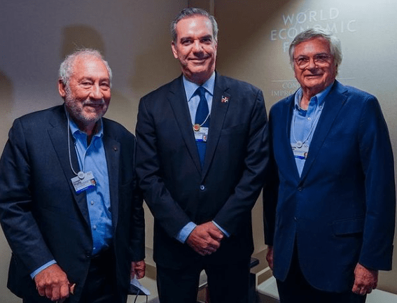 Presidente Abinader comparte en Davos con el economista Stiglitz y el escritor Moisés Naím