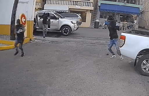 VIDEO| Hombres armados asaltan estación de gas en SDE