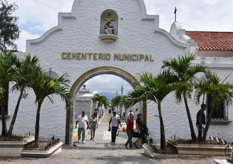 Cientos de personas acuden a cementerios de Santiago con motivo del Día de las Madres
