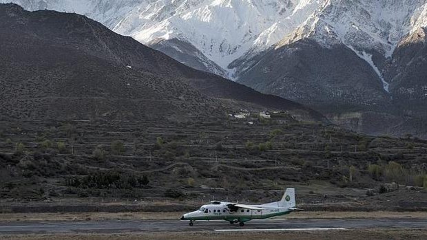Desaparece un avión con 22 personas en Nepal
