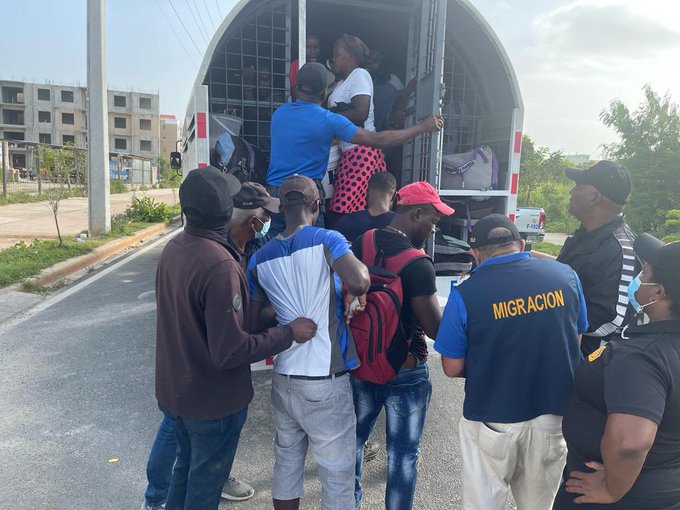 La Dirección General de Migración detiene 385 haitianos en Ciudad Juan Bosch